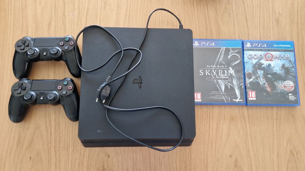 Playstation 4 + 2 pady + 2 gry