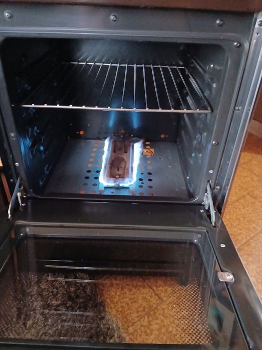 Vendo fogão porta botija, com 5 bocas e forno a gás.  Como novo.