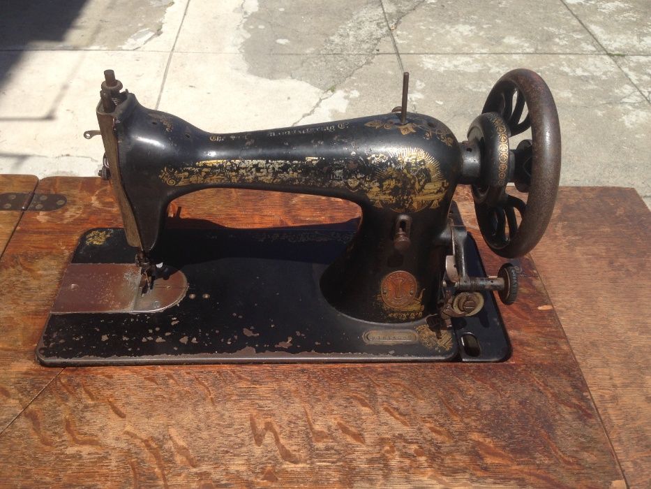 Móvel e máquina de costura