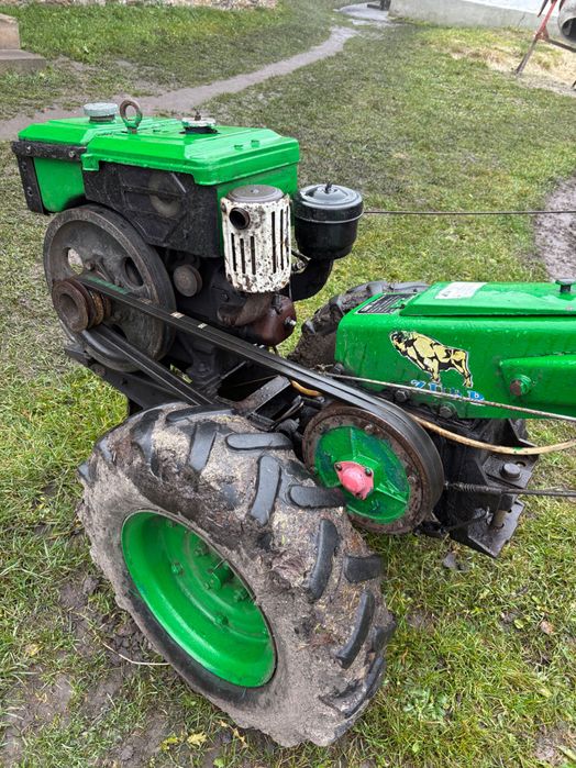 Мотоблок в робочому стані 8 к. с. з фрезою