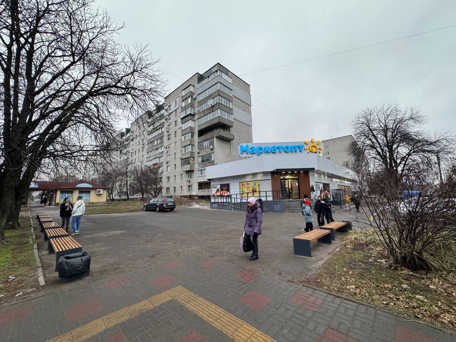 Приміщення в спальнику біля продуктового магазину