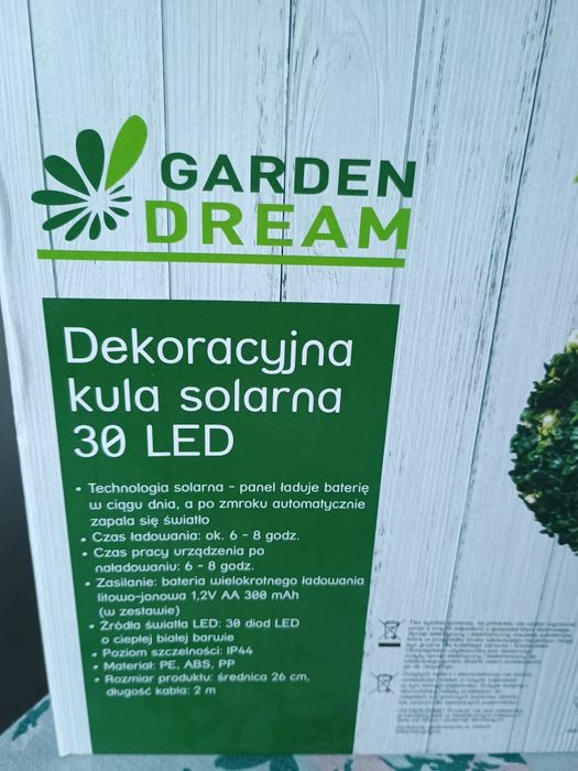 Swiecąca kula  w nocy