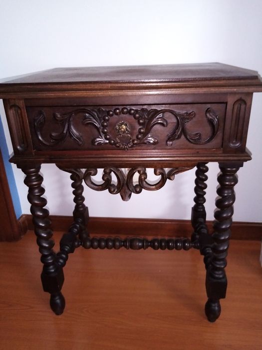 Cama de casal com estrado e 2 mesinhas cabeceira