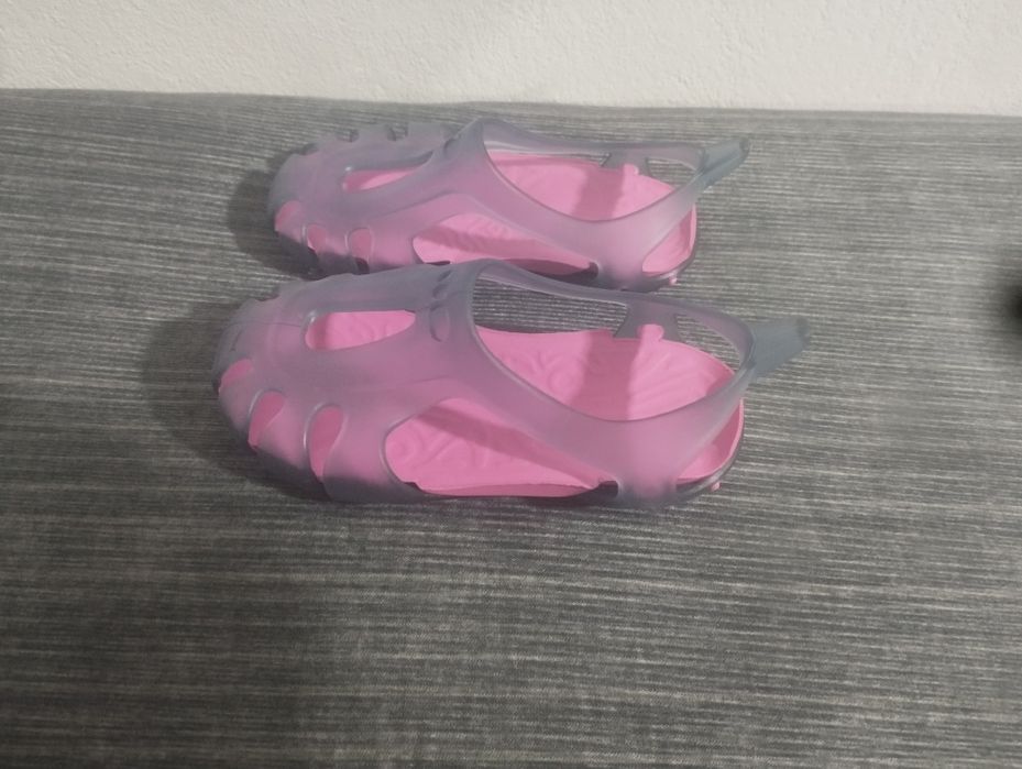 Calçado de piscina de criança