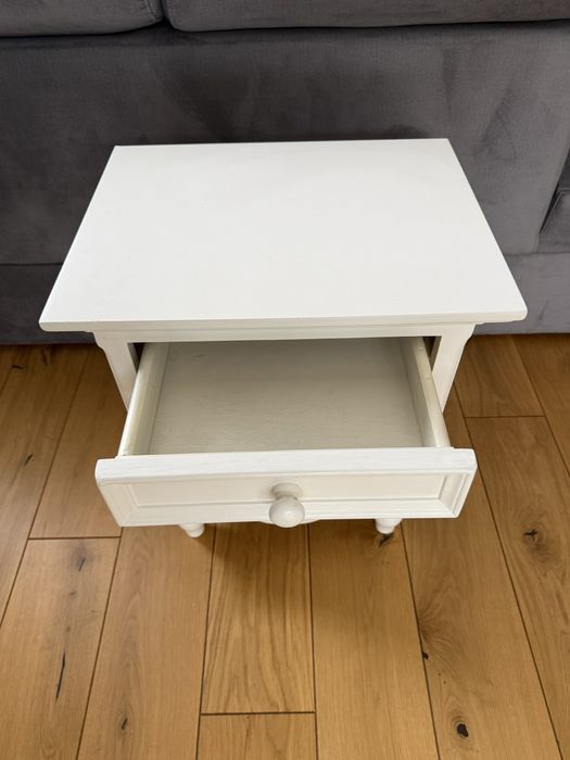 Biala rzezbiona szafka nocna