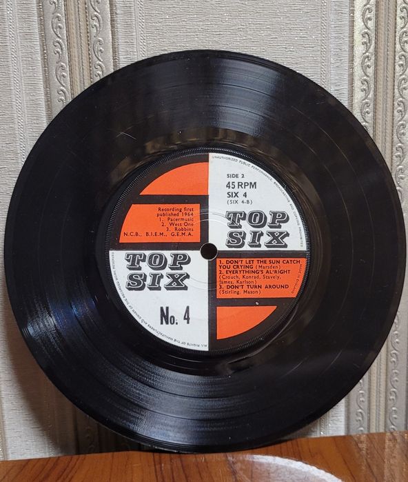 виниловая пластинка с надписью "TOP SIX No. 4". Это сборник песен