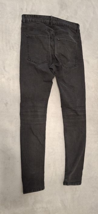 dzinsy czarne roz.40 Bershka