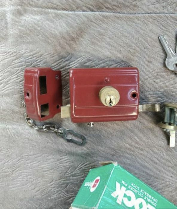 Накладний дверний замок.