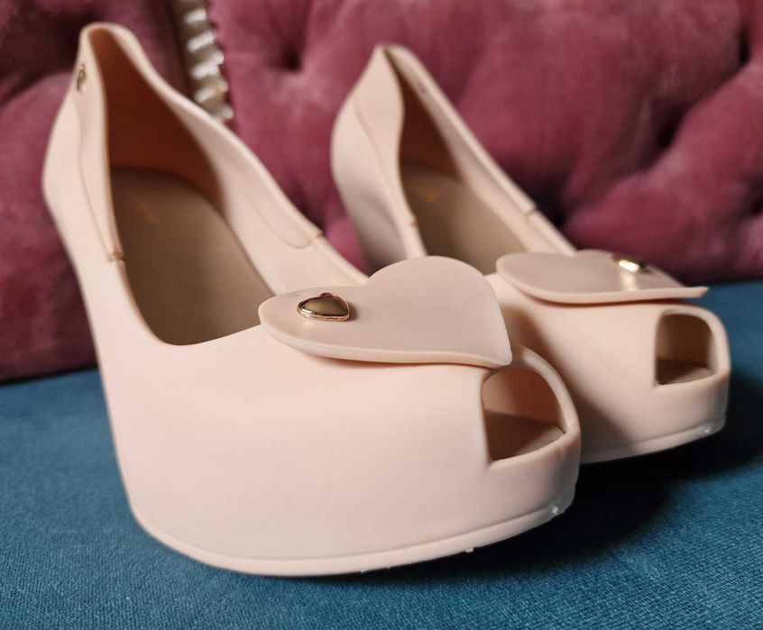 Gumowe beżowe buty na koturnie z sercem, pasują na rozmiar 38, nowe