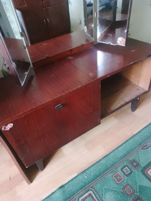 Продам трюмо з зеркалами