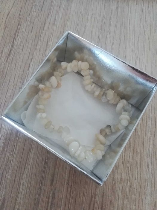 Pulseira elástica com chips de pedra - PEDRA DA LUA