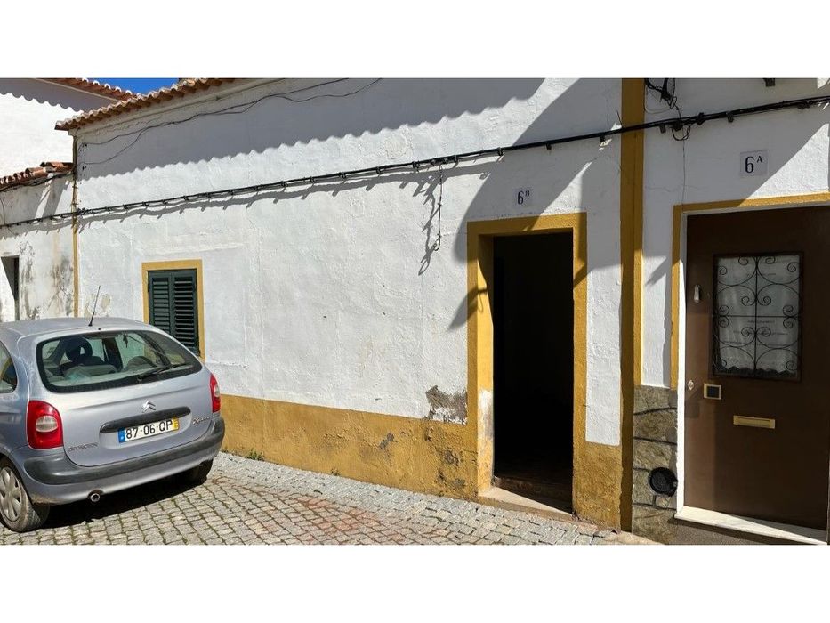 Moradia T2 com 2 pisos para renovar com projeto aprovado