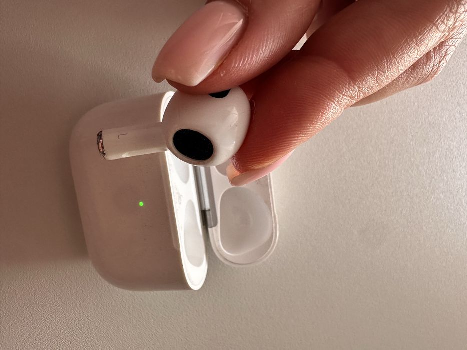 Кейс та лівий навушник Apple airpods3 model2566