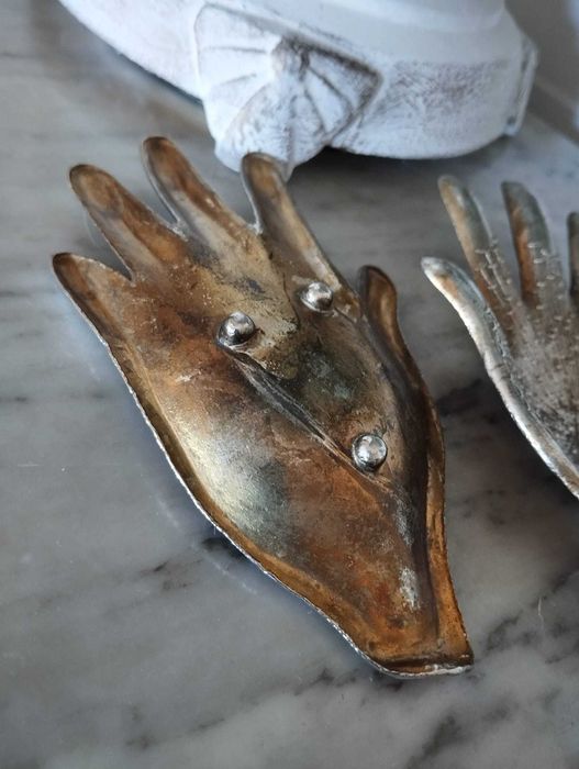 Duas mãos decorativas em metal