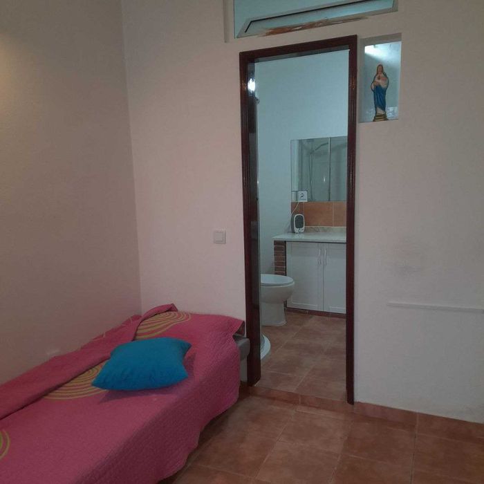 Quarto para arrendar, despesas incluídas, com casa da banho e pequena cozinha uso privado, em Fatima
