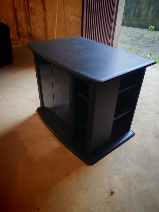 Móvel para TV com Portas de Vidro e Arrumação