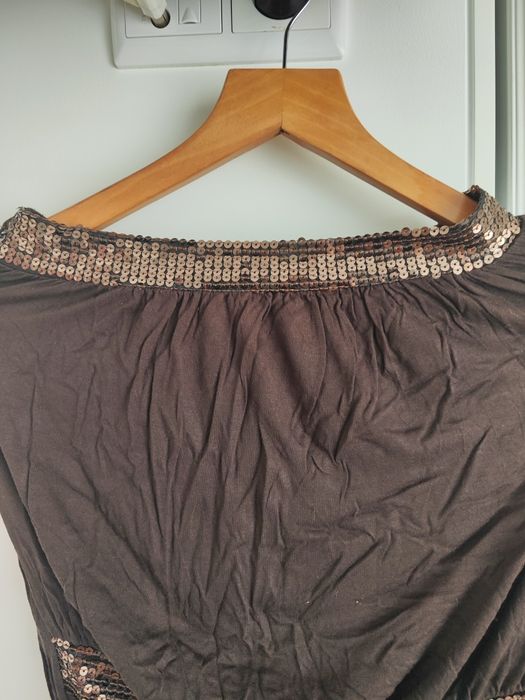 Top castanho sem ombros