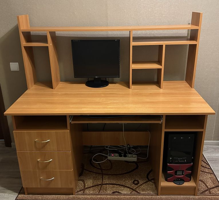 Компьютерный стол с надстройкой
