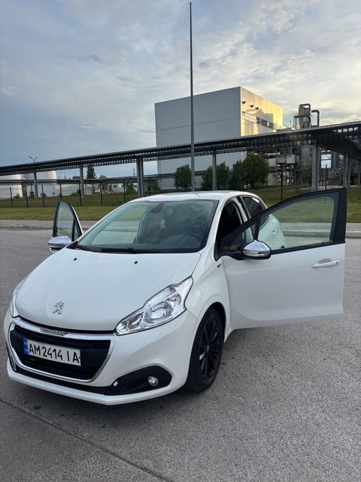 Продаю авто Peugeot 208 2016
