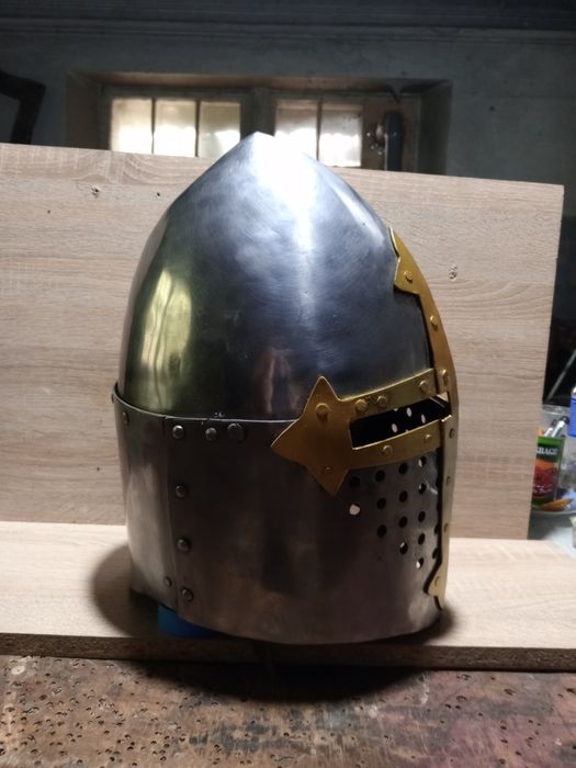 Рыцарский шлем Топхельм.