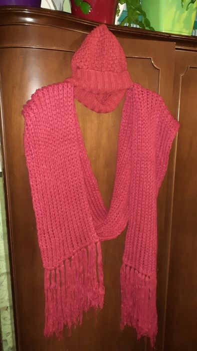 Różowy szalik z czapką