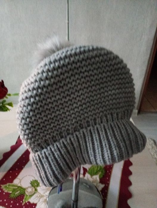 Piękna czapeczka popielata damska długa