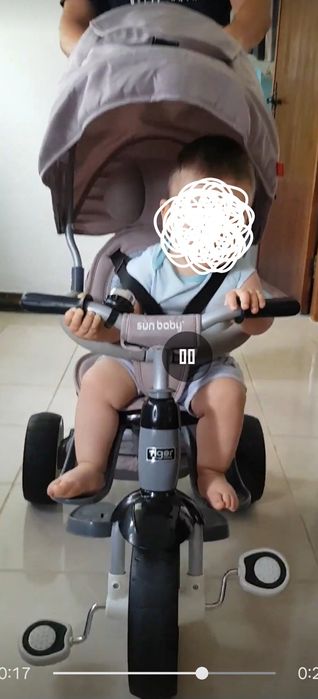 A very complete tricycle for outings.64740473406082120