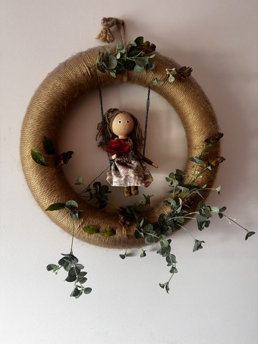 Guirlanda Artesanal com Boneca no Baloiço