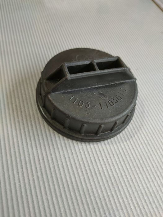 Крышка на бензобак на ней написан номер 1103-1103010