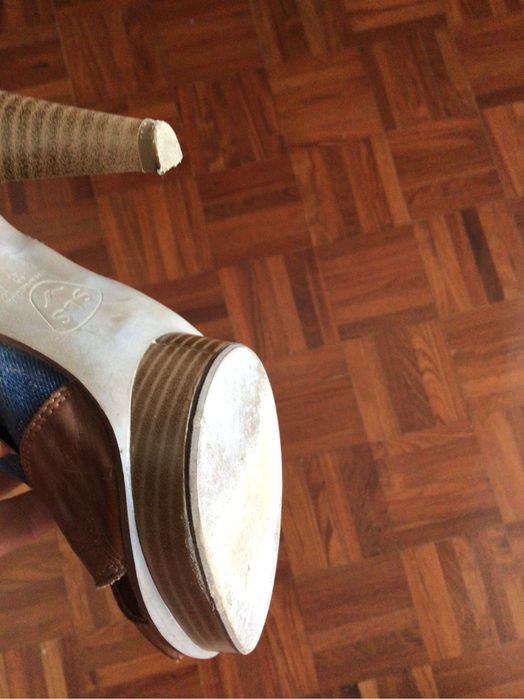 Sandálias em pele, marca Salsa