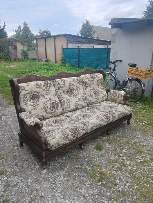 Kanapa w stylu Ludwikowskim