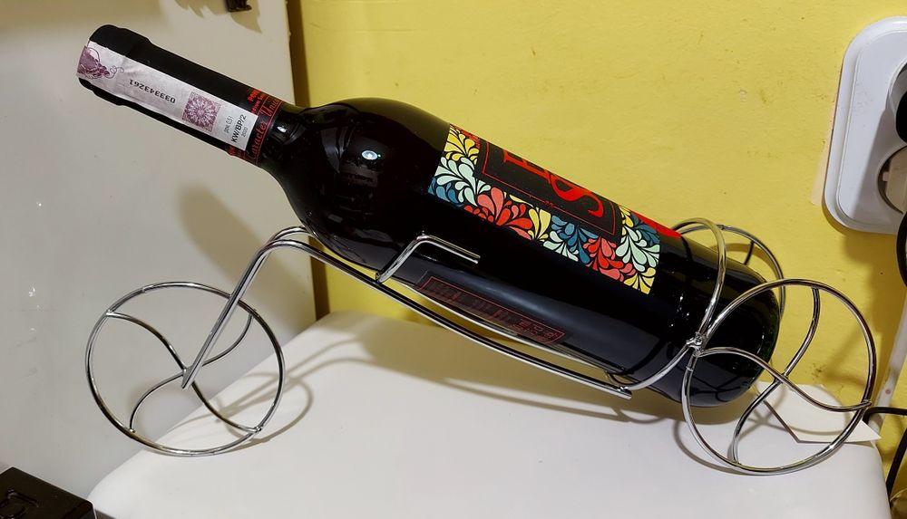 Stojak na wino nowy