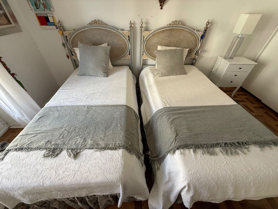 Duas camas individuais, com colchão e Sobre-colchao