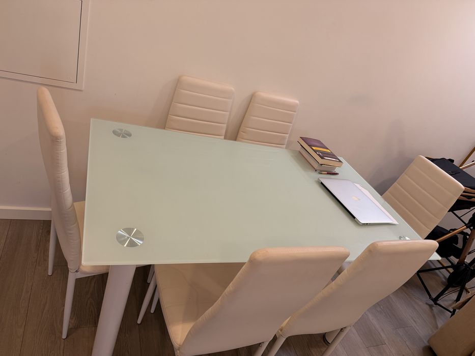 Conjunto de mesa com 6 cadeiras