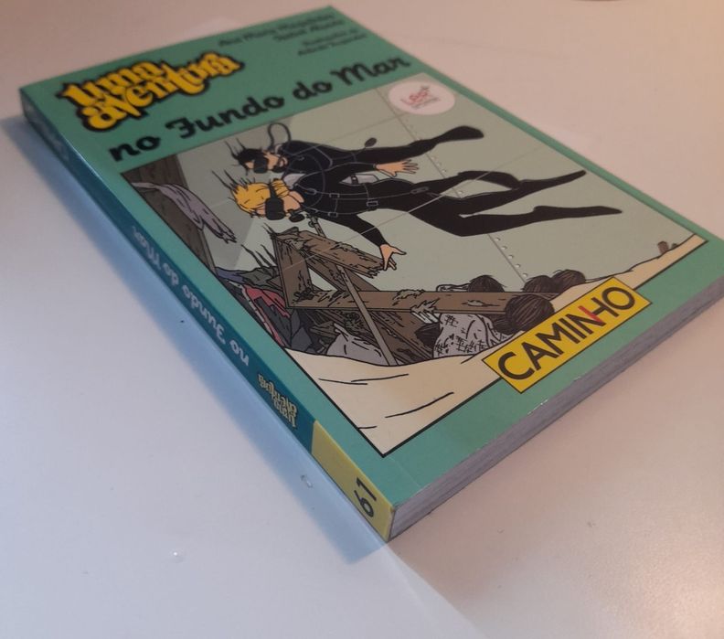 Livro "No fundo do Mar" volume 61 da série de livros "Uma Aventura"