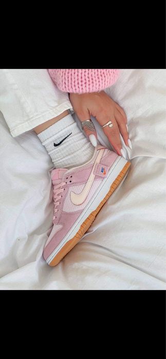 Кросівки рожеві nike