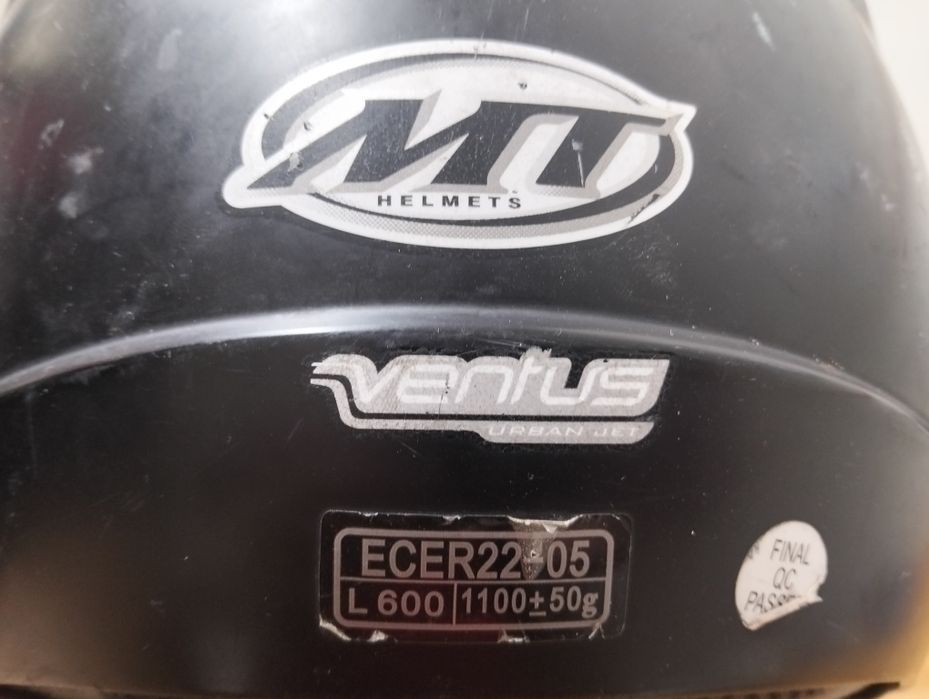 Capacete preto. Com a marca MT Helmets