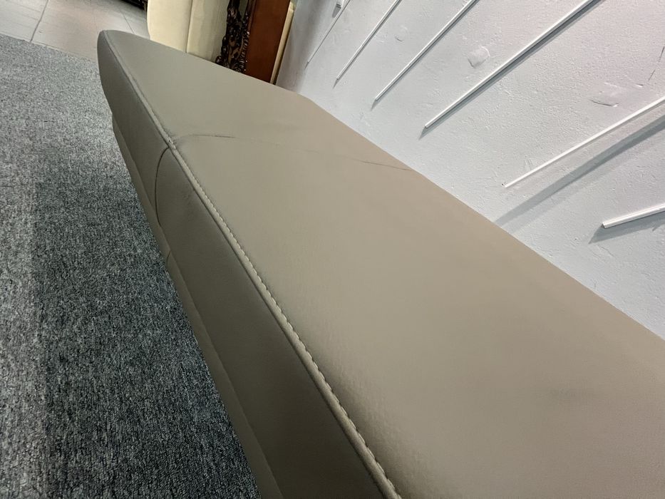 Великий шкіряний пуфік на ніжках