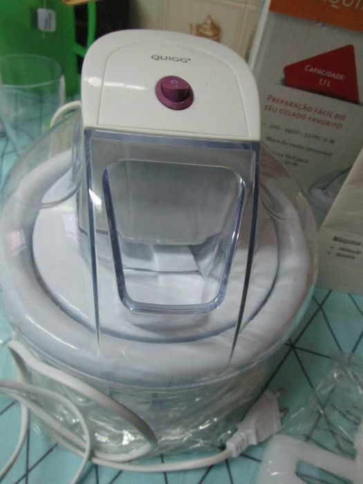 Máquina de fazer gelados, praticamente nova.
