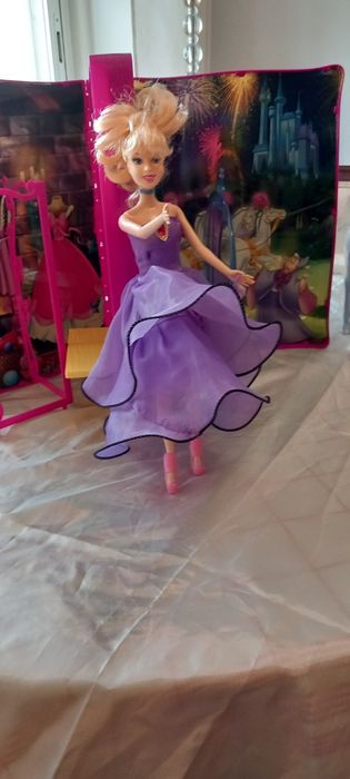 Livro da Disney, boneca e cavalo