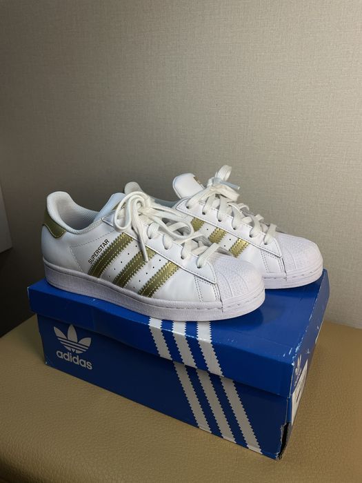 Superstar Adidas жіночі білі з золотими полосками: 1 900 грн