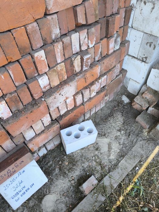 Nowa cegła palona czerwona i biała silikatowa dziurawka