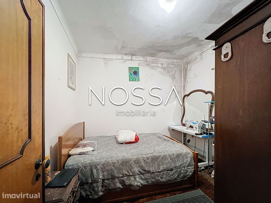 Moradia bi-familiar composta por dois apartamentos T2 com entradas...