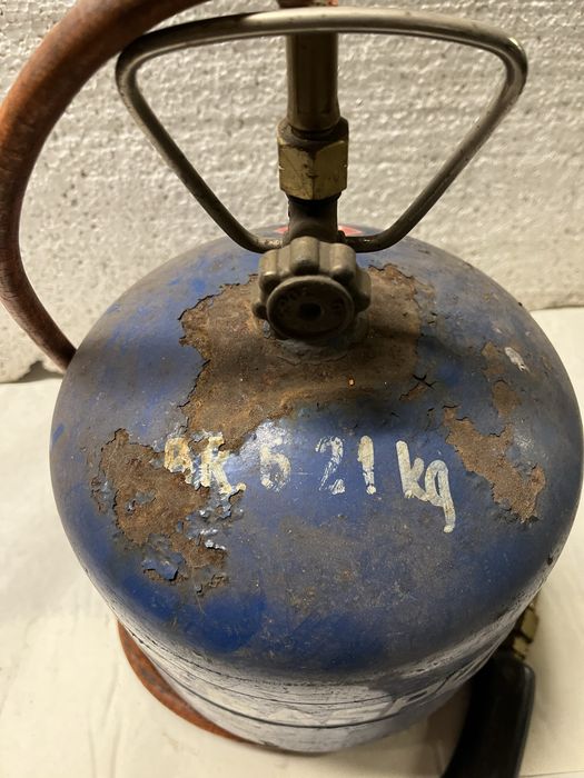 Mała butla gazowa z palnikiem