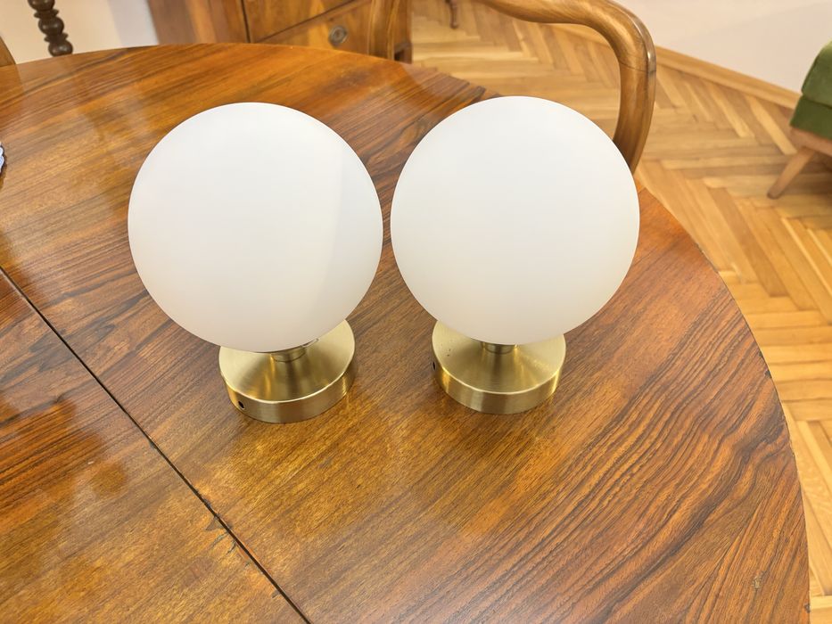 Kinkiety szklana kula mleczna biała, szczotkowane zloto