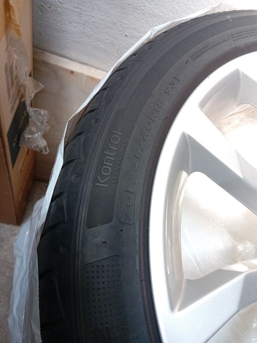 Vendo 4 jantes especiais novas Audi, com pneus novos de verão