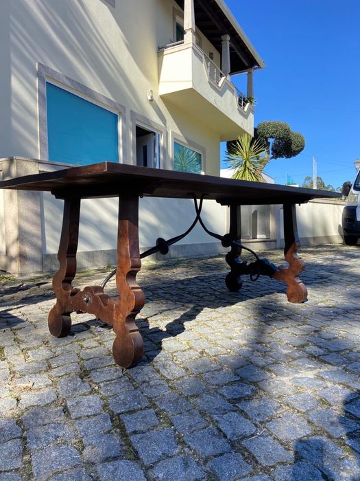 Conjunto de mesa e oito cadeiras