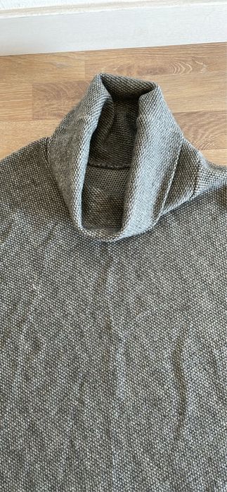 Poncho em malha cinzento