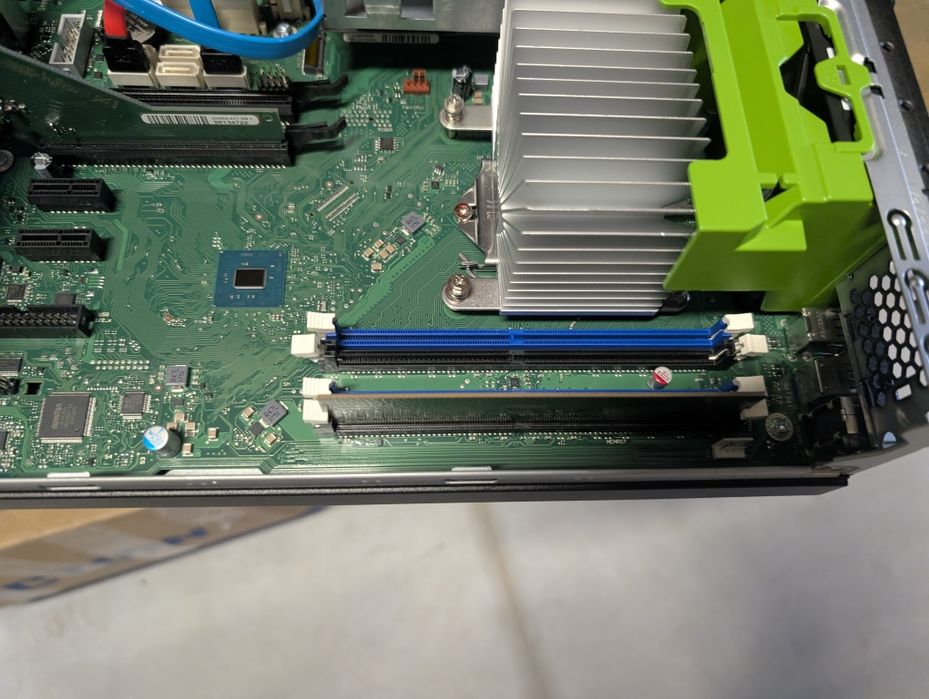 Компактний та надійний комп'ютер  Fujitsu Esprimo D957 є 100 шт