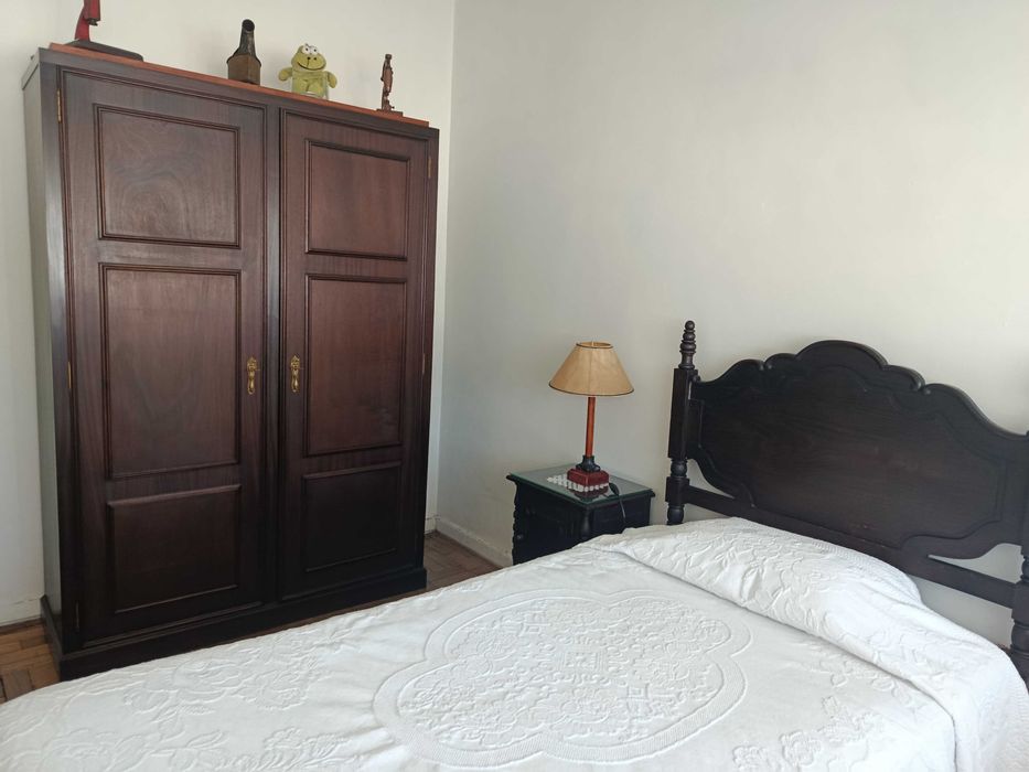 Alugo quarto individual a estudante
